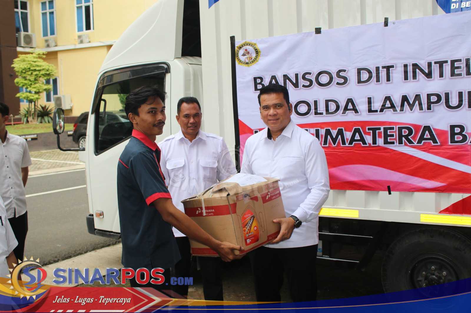 Peringati Hari Jadi ke-80 Intelijen Polri, Polda Lampung Kirim Bantuan Pakaian untuk Korban Bencana Sumatera Barat