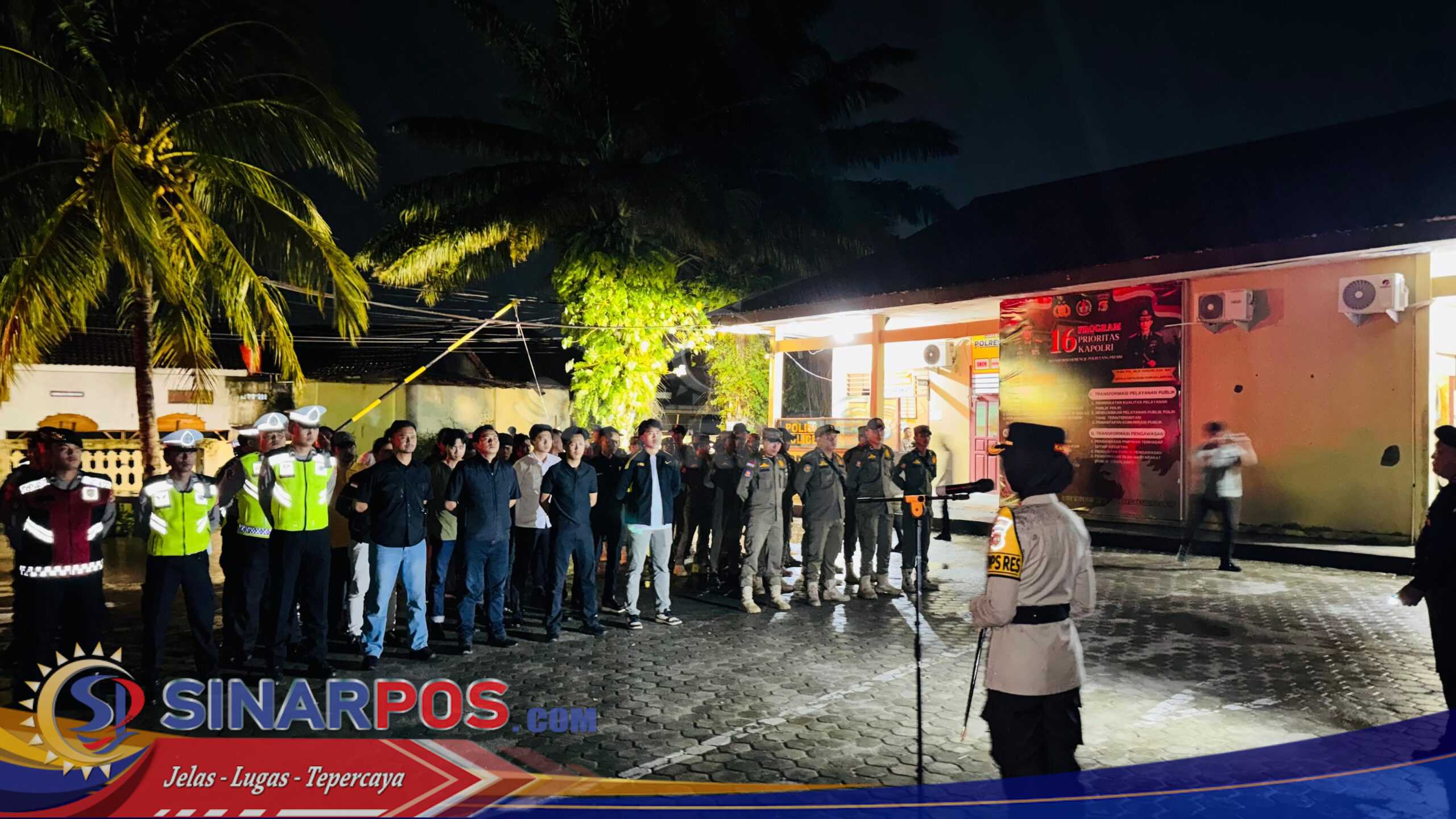 Meski Diguyur Hujan Kapolres Pesisir Barat Pimpin Langsung Apel Kesiapan Pengamanan Malam Tahun Baru 2026