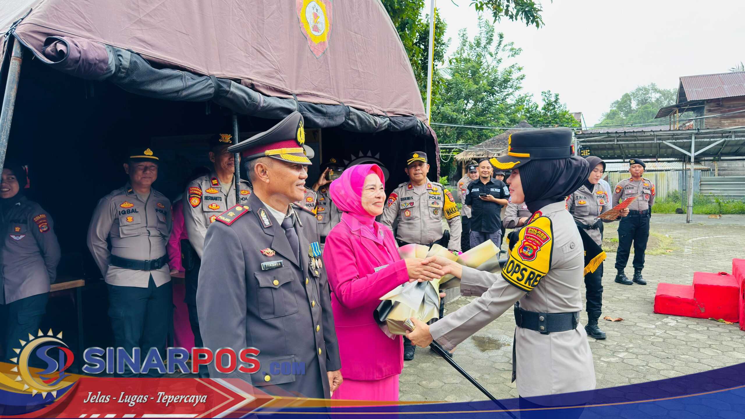 Kapolres Pesisir Barat Pimpin Langsung Upacara Wisuda Purnabakti Personel Polres Pesibar
