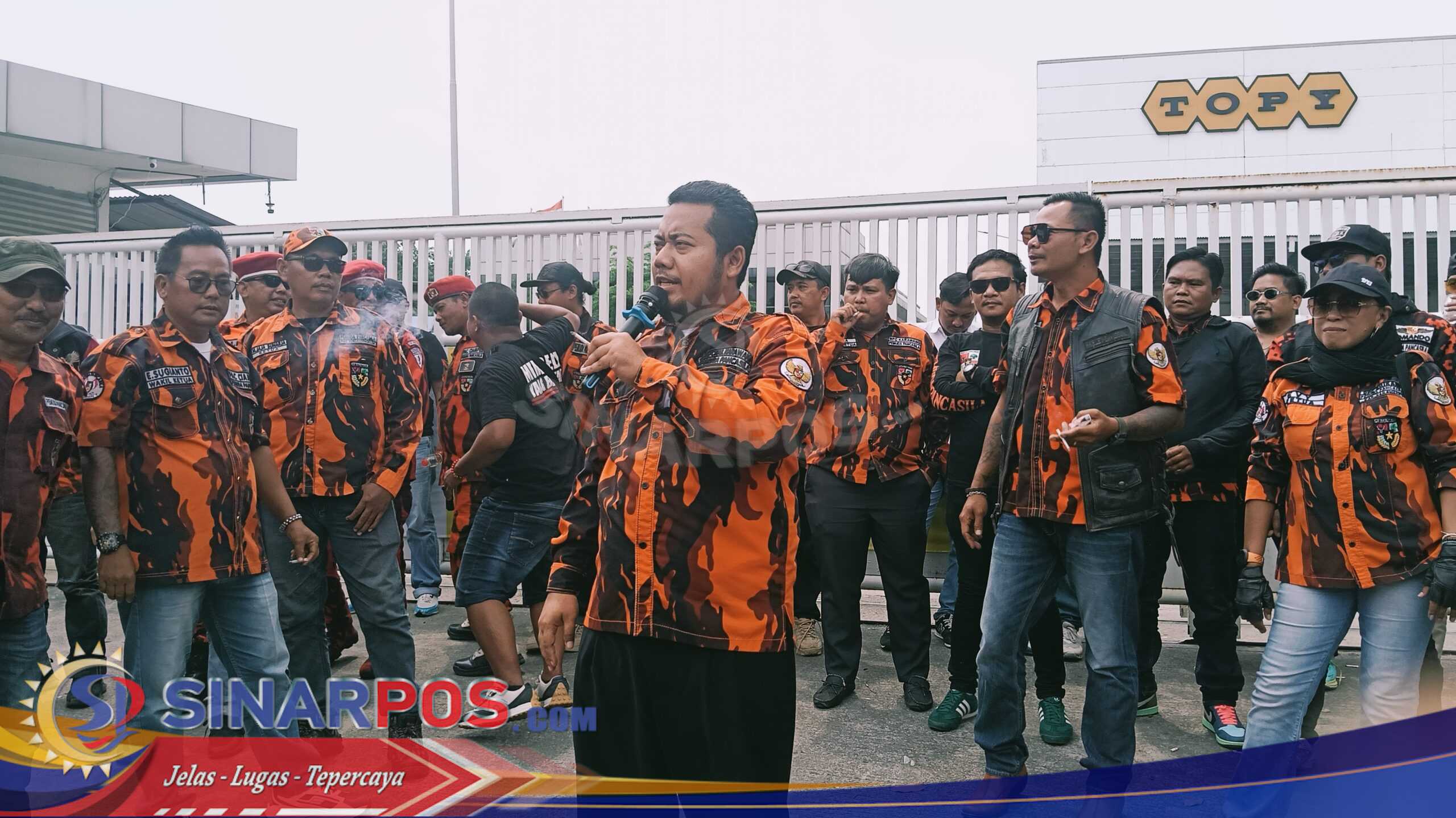 Ormas Pemuda Pancasila Karawang Gelar Aksi Damai di Depan PT. Topy Palingda Manufacturing, Tuntut Kerjasama Pengelolaan Limbah B3 dan Non B3