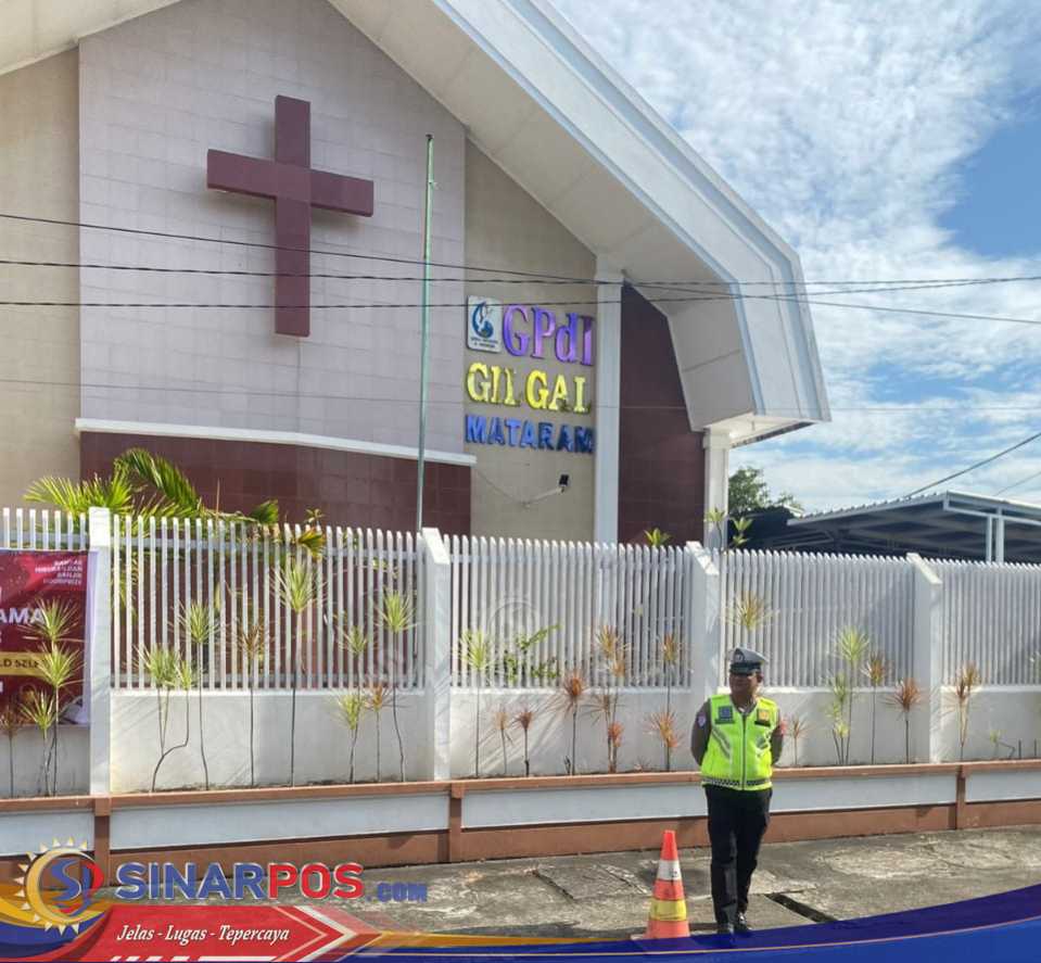 Satgas Kamseltibcar Lantas Ops Lilin Rinjani 2025 Amankan Arus Lalu Lintas di Depan Gereja, Ibadah Natal Berjalan Lancar
