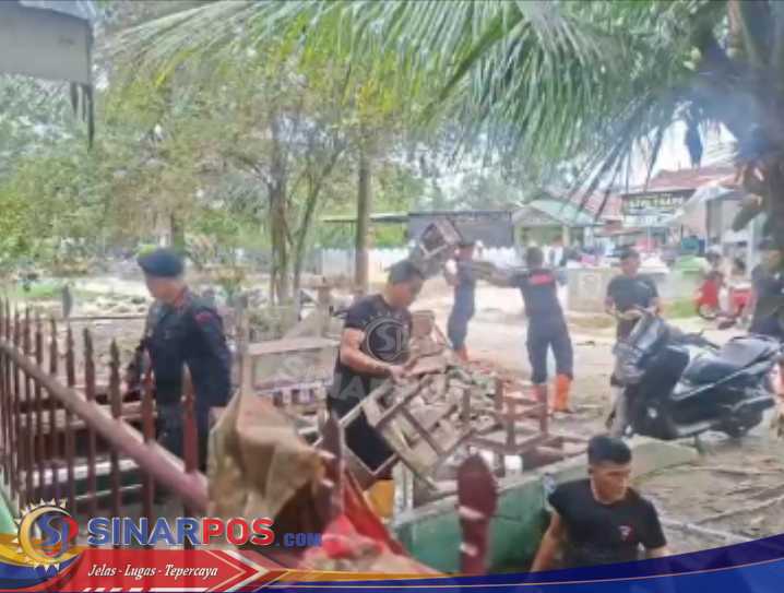 Di Tengah Lumpur Brimob Hadir Pulihkan Harapan Siswa SDN 3 Tanjung Pura Pasca Banjir