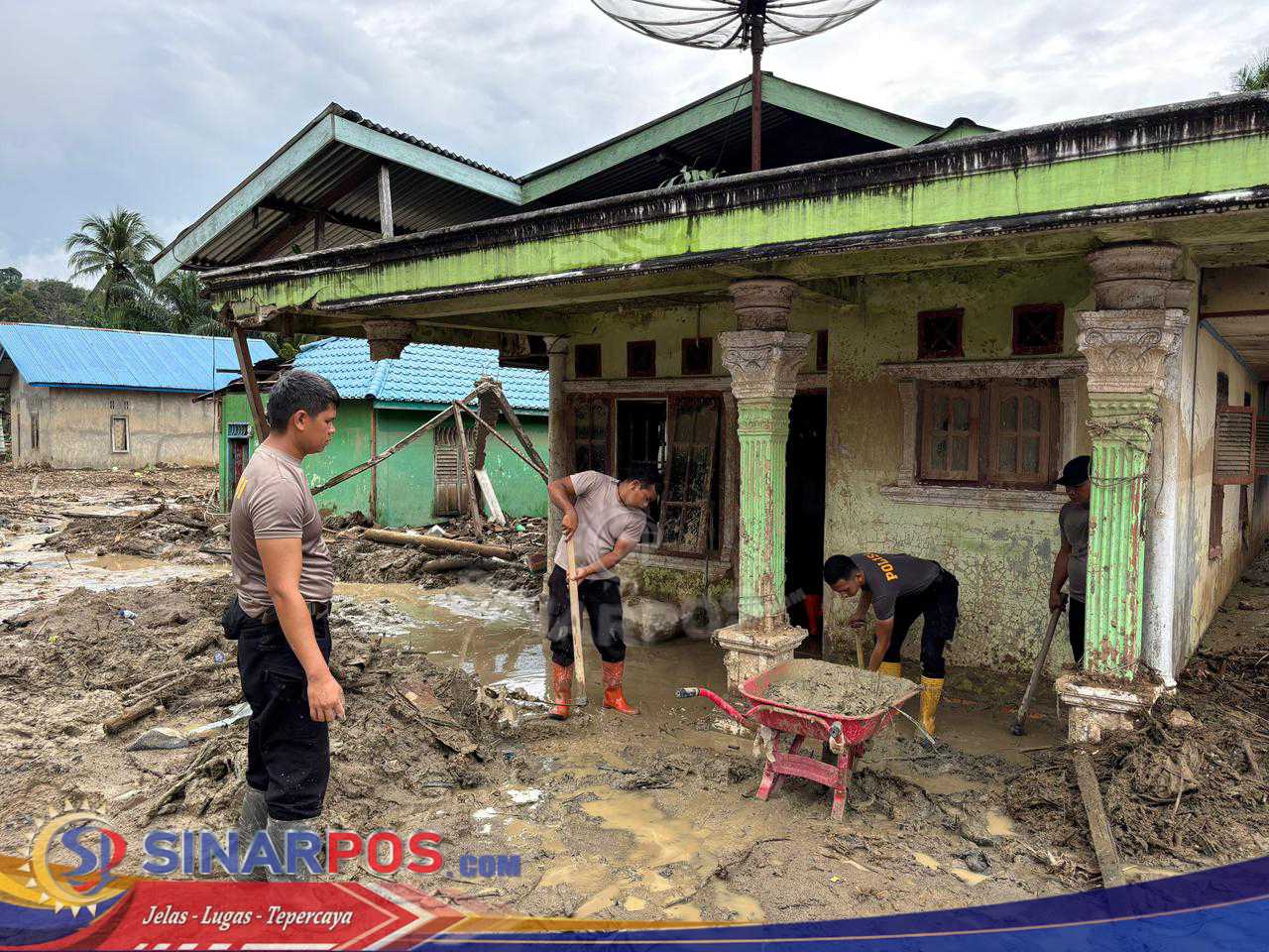 Tak Kenal Lelah, Polda Sumut Terus Bantu Bersihkan Rumah Warga Terdampak Banjir di Batang Toru