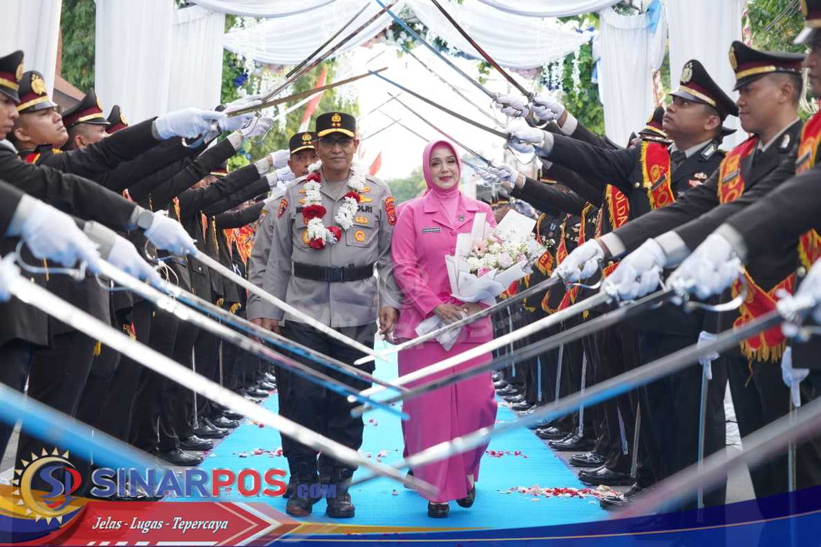 Tradisi Pedang Pora Warnai Perpisahan Irjen Hadi Gunawan dari Polda NTB Tradisi Pedang Pora Warnai Perpisahan Irjen Hadi Gunawan dari Polda NTB