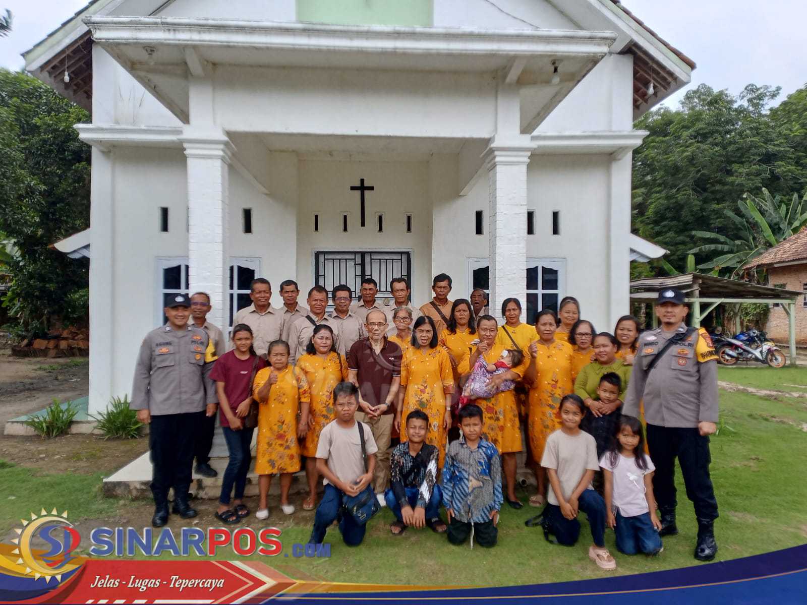 Polri Siaga Penuh! Ibadah Tahun Baru di Penawartama Berlangsung Aman dan Kondusif Polri Siaga Penuh! Ibadah Tahun Baru di Penawartama Berlangsung Aman dan Kondusif