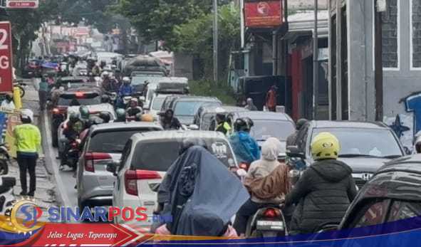 Jalur wisata Ciwidey – Rancabali Kabupaten Bandung Mengalami kemacetan Akibat Tingginya Volume Kendaraan wisatawan Baik Roda Dua Maupun Roda Empat