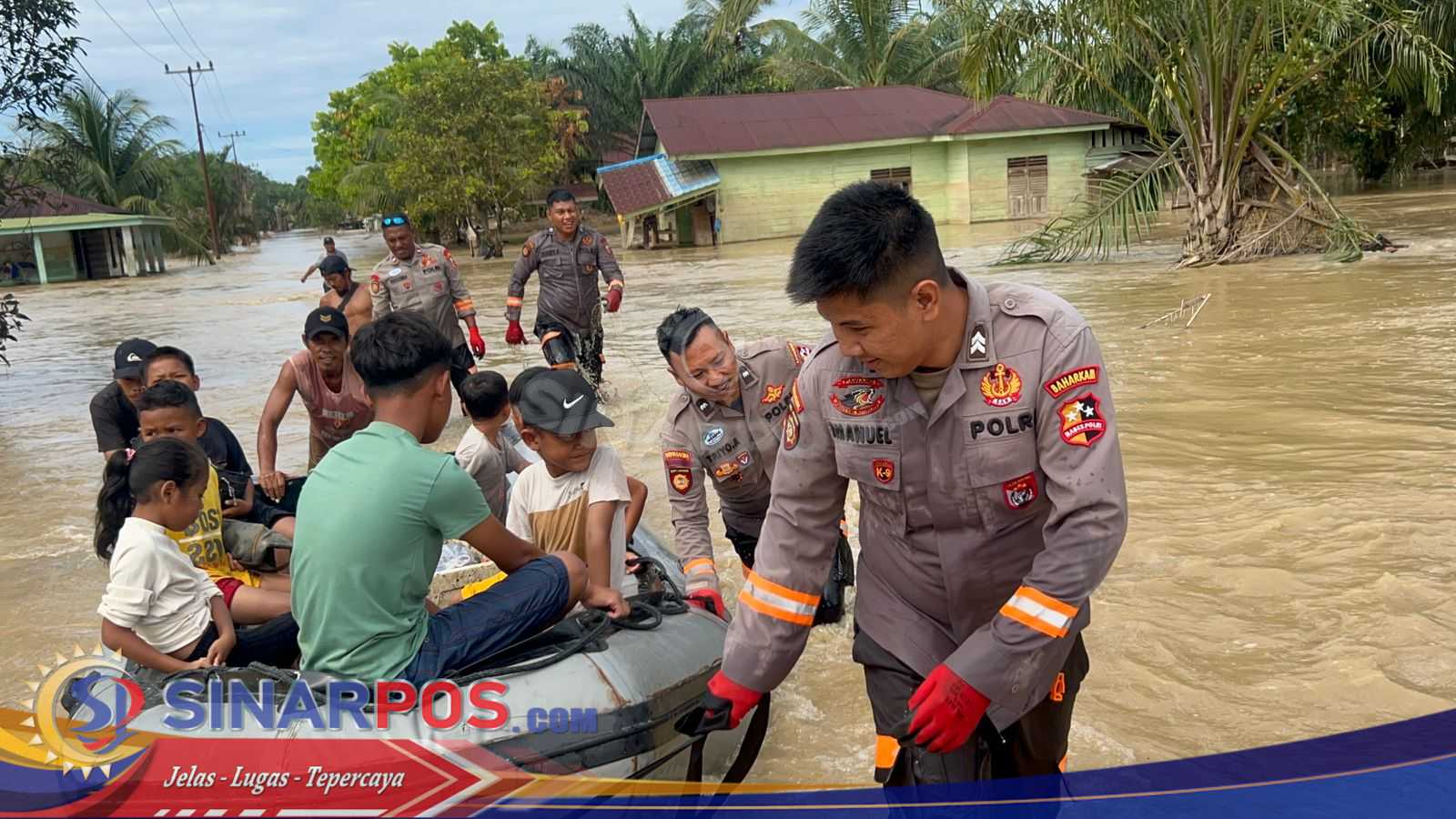 Polri Adaptif Hadapi Situasi Lapangan, Polsatwa K-9 Alihkan Prioritas untuk Bantu Warga Terdampak Banjir