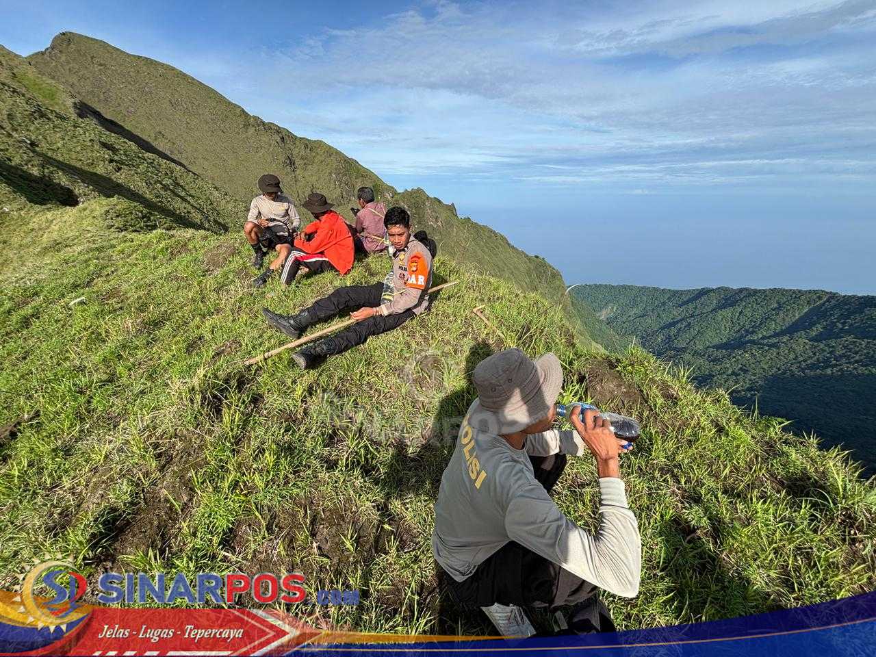 Tim Gabungan Brimob Polda NTB dan Polres Bima Kota Lanjutkan Pencarian Korban Hilang di Gunung Sangiang Api Tim Gabungan Brimob Polda NTB dan Polres Bima Kota Lanjutkan Pencarian Korban Hilang di Gunung Sangiang Api