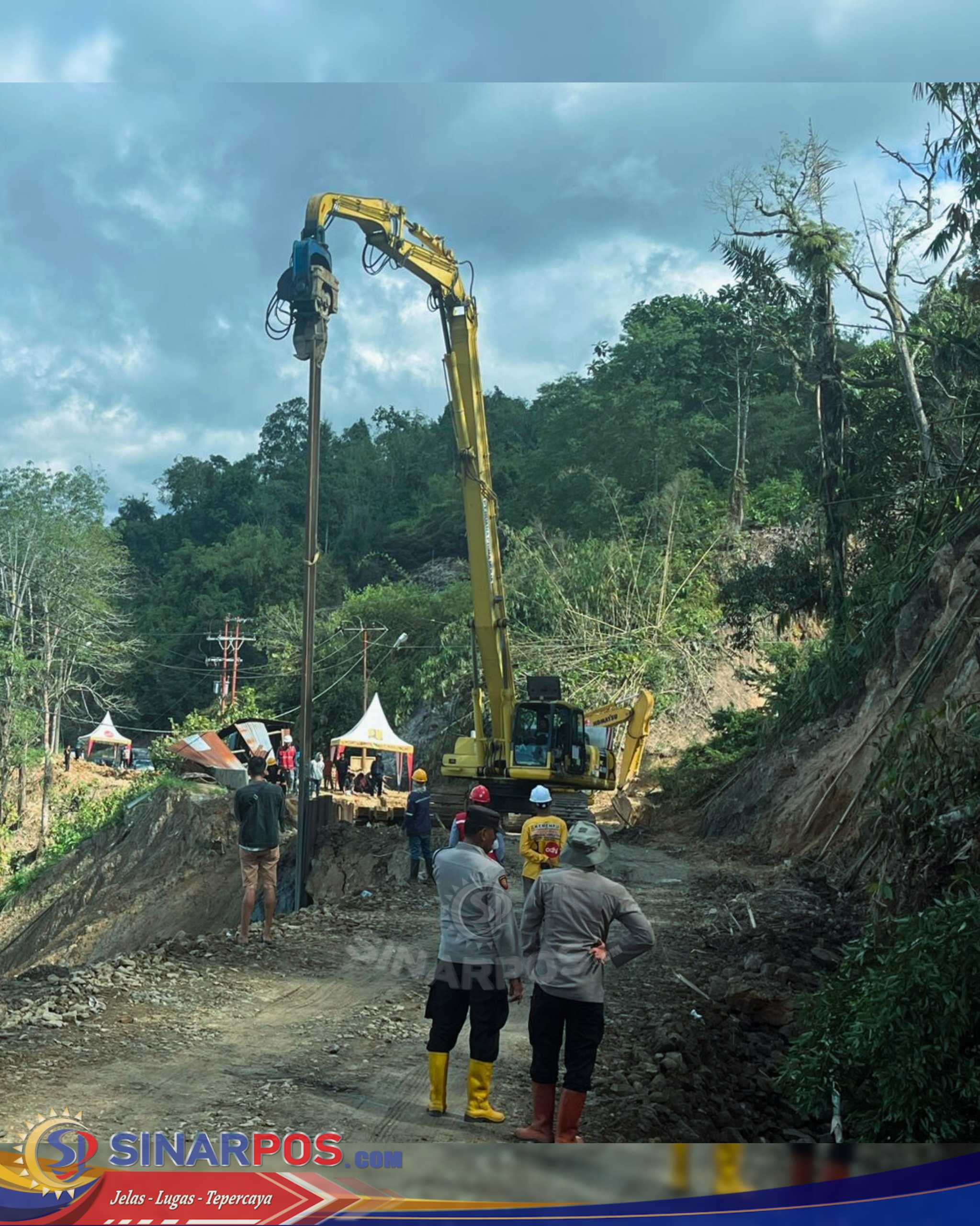 Brimob dan Polsek Sipirok Kawal Perbaikan Jalan Longsor Demi Keselamatan Pengguna Jalan