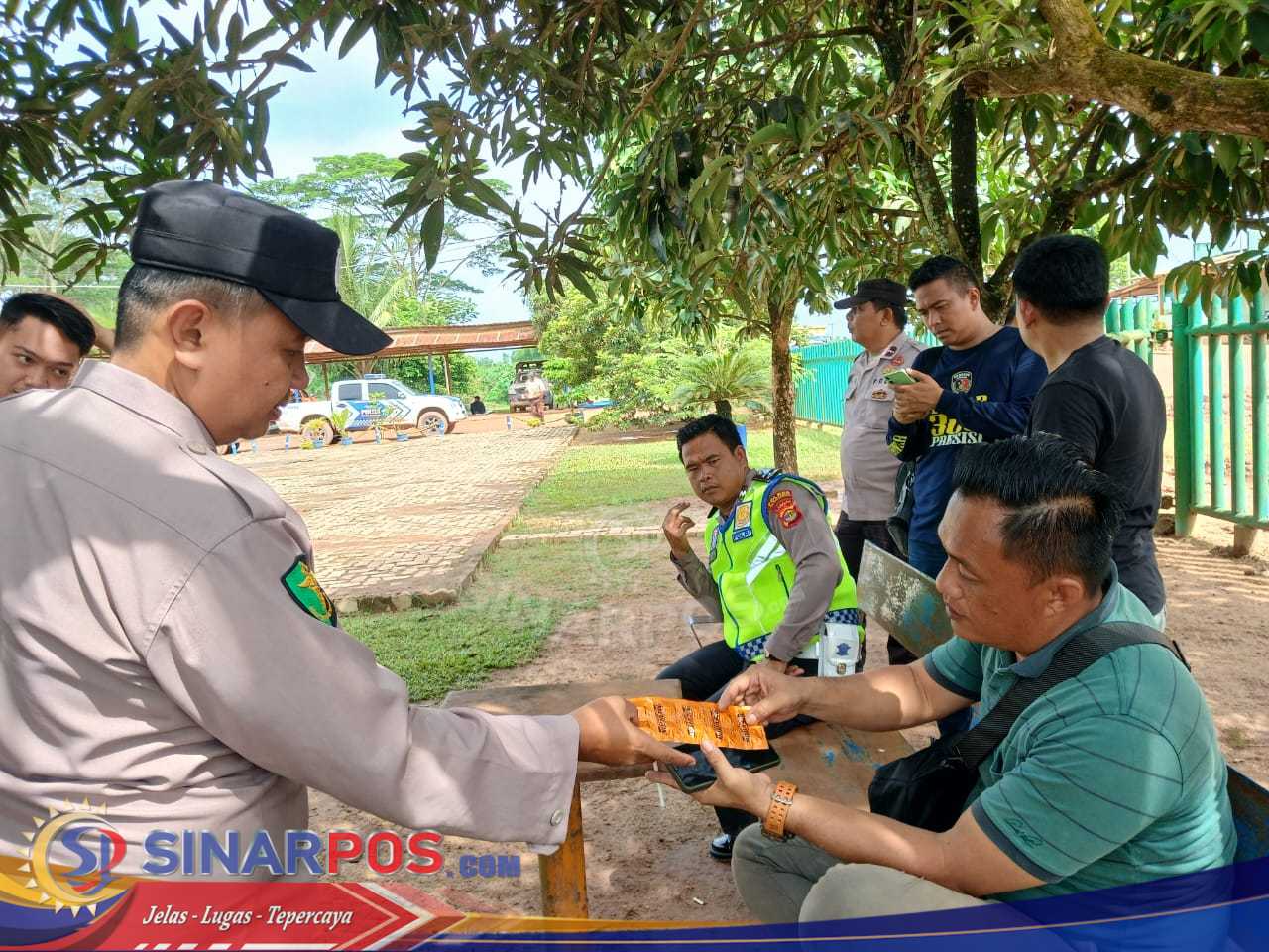 Si Dokkes Polres Tulang Bawang Tunjukkan Profesionalisme Tinggi, Amankan Aksi Demo di PT Sugar Group Company