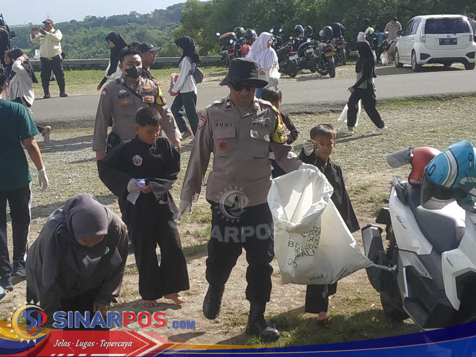 Peran Aktif Polsek Jatiluhur Bersama Komunitas semua Senyum Green Action Gelar Jumat Bersih Lingkungan di Tanggul Ubrug