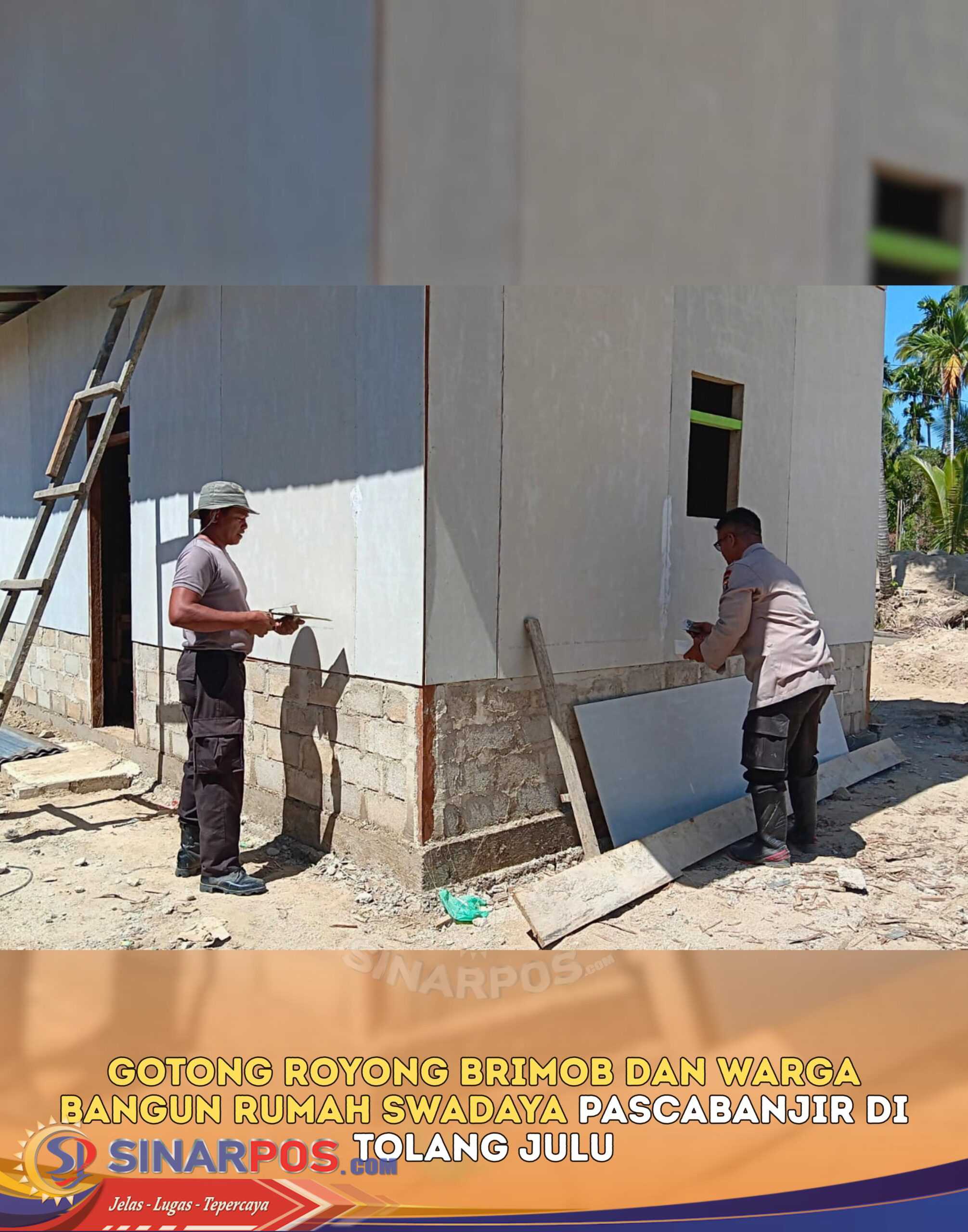 Gotong Royong Brimob dan Warga Bangun Rumah Swadaya Pascabanjir di Tolang Julu