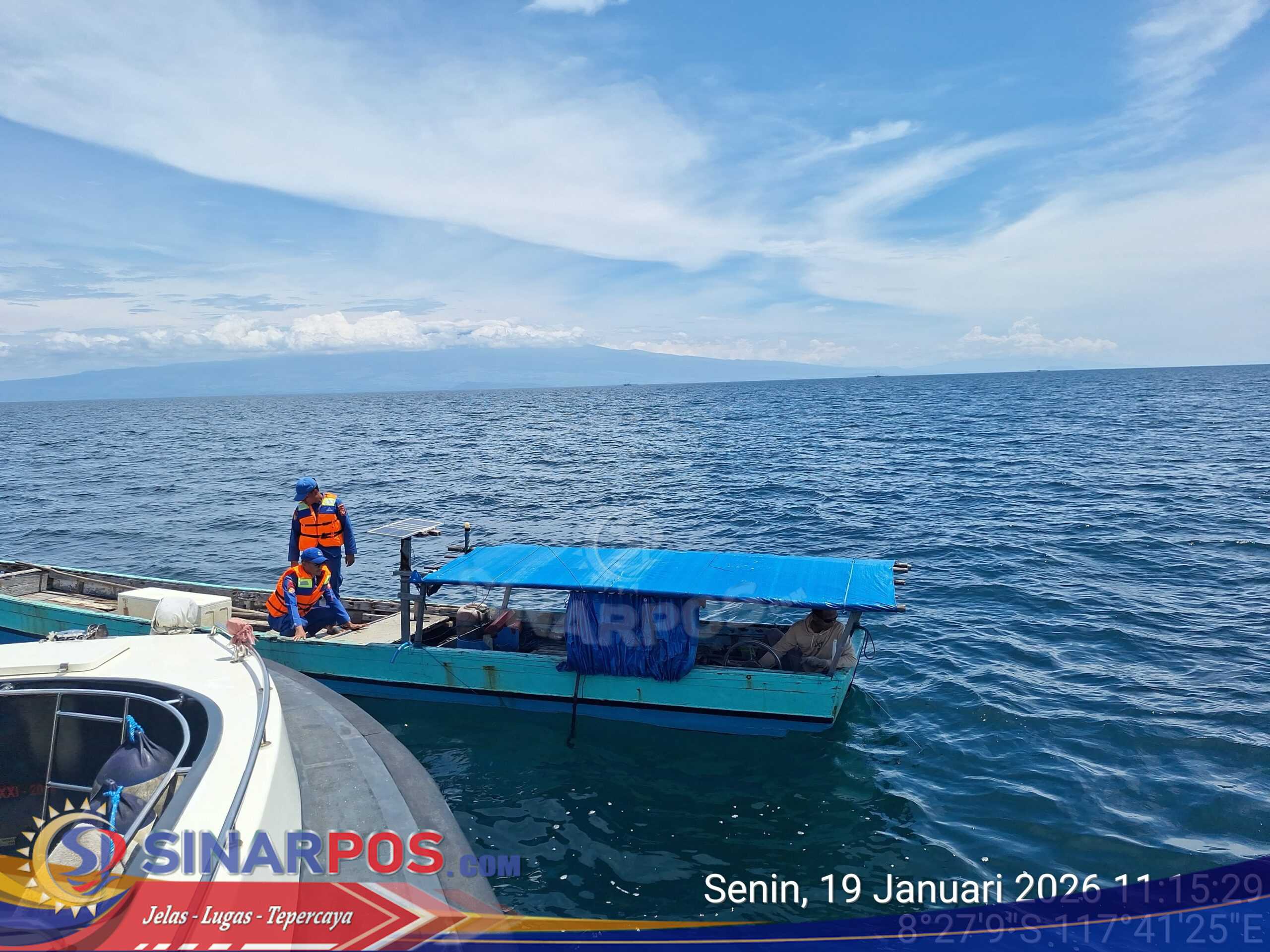Kapal Polisi XXI-2014 Laksanakan Patroli Perairan dan Berikan Life Jacket kepada Nelayan di Teluk Saleh