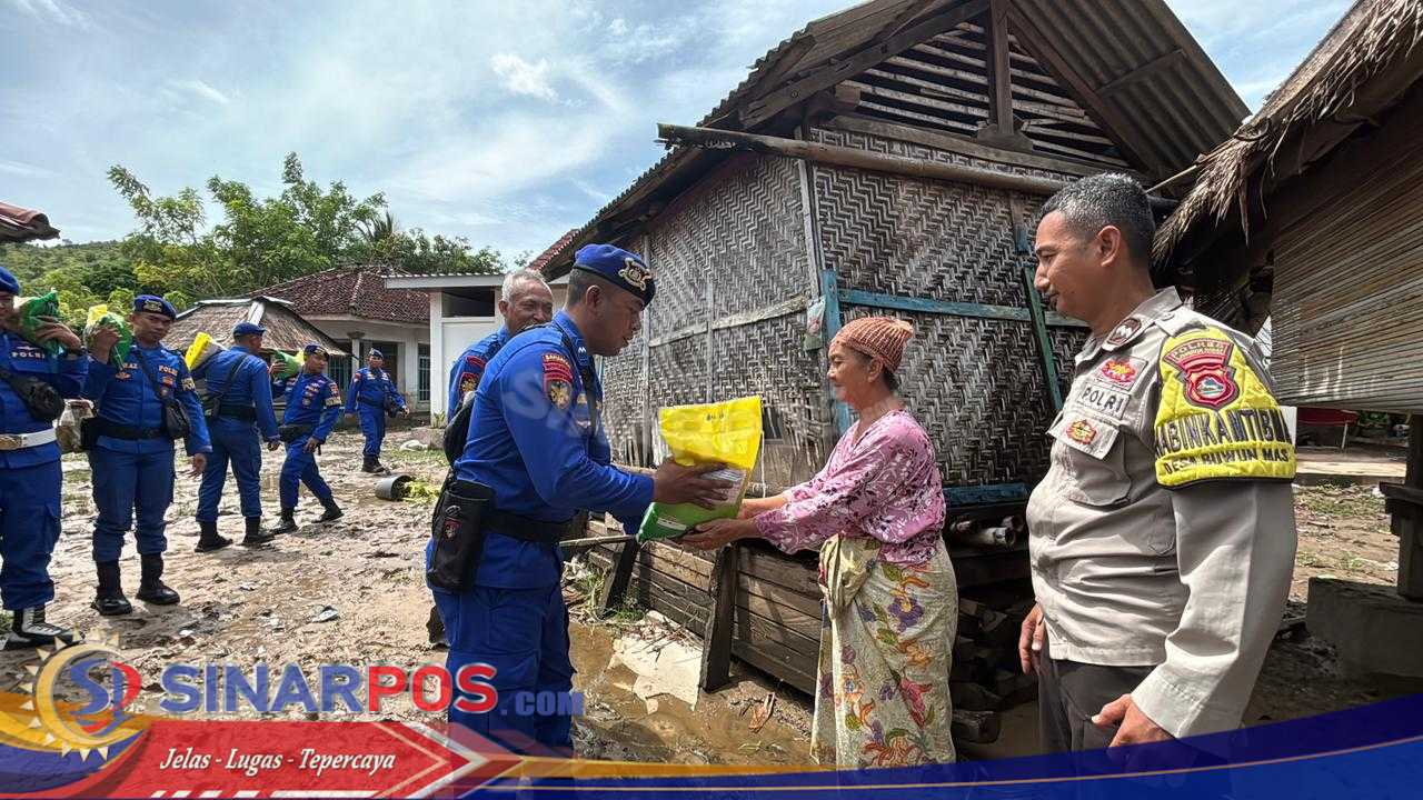Ditpolairud Polda NTB Salurkan Bantuan Beras Hasil Gerakan 1.000 Rupiah untuk Korban Banjir di Sekotong
