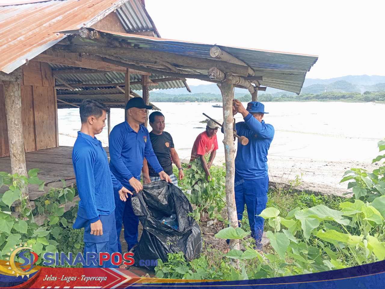 Ditpolairud Polda NTB Laksanakan Giat Bersih Pantai dan Selamatkan Penyu di Pantai Pasir Putih Maluk Ditpolairud Polda NTB Laksanakan Giat Bersih Pantai dan Selamatkan Penyu di Pantai Pasir Putih Maluk