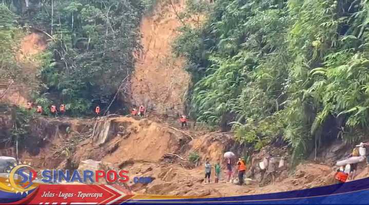 Polri Hadir Saat Darurat, Brimob Polda Sumut Evakuasi 45 Warga Terisolir Banjir di Tapteng