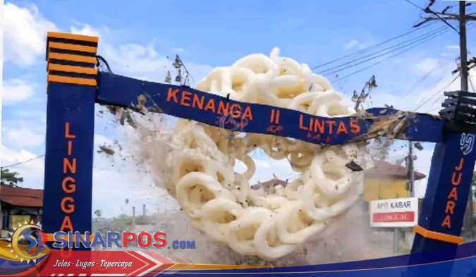 Gapura Kenanga II Roboh Tersenggol Truk ODOL, Sopir Siap Bertanggung Jawab Perbaiki