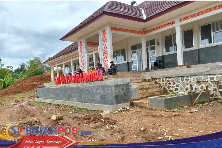 Pembangunan gedung sekolah SMAN Pasirjambu kelihatan sangat semeraut dan terkesan kumuh