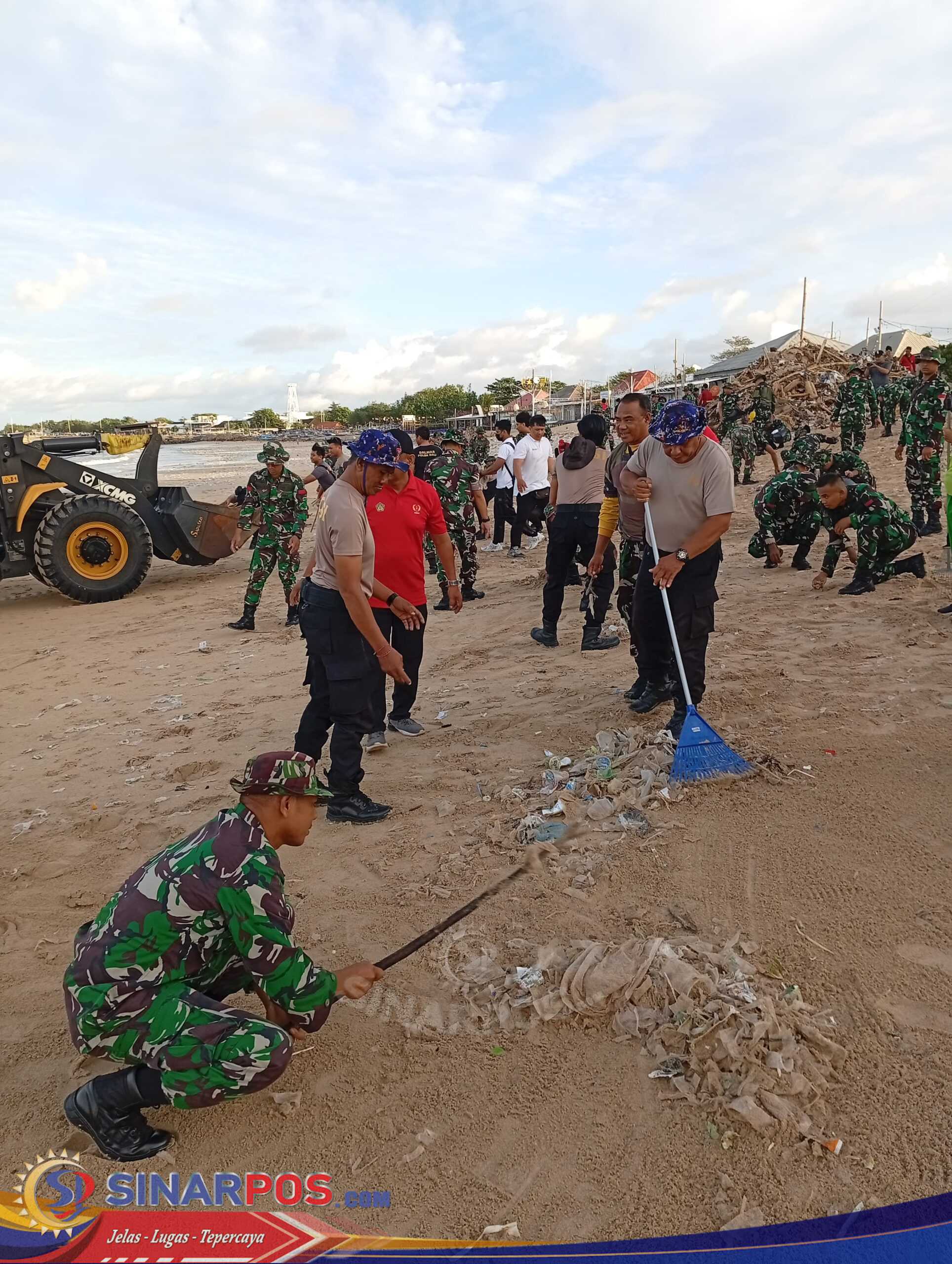 Polda Bali Gelar Aksi Karya Bakti Pembersihan pantai Kedonganan