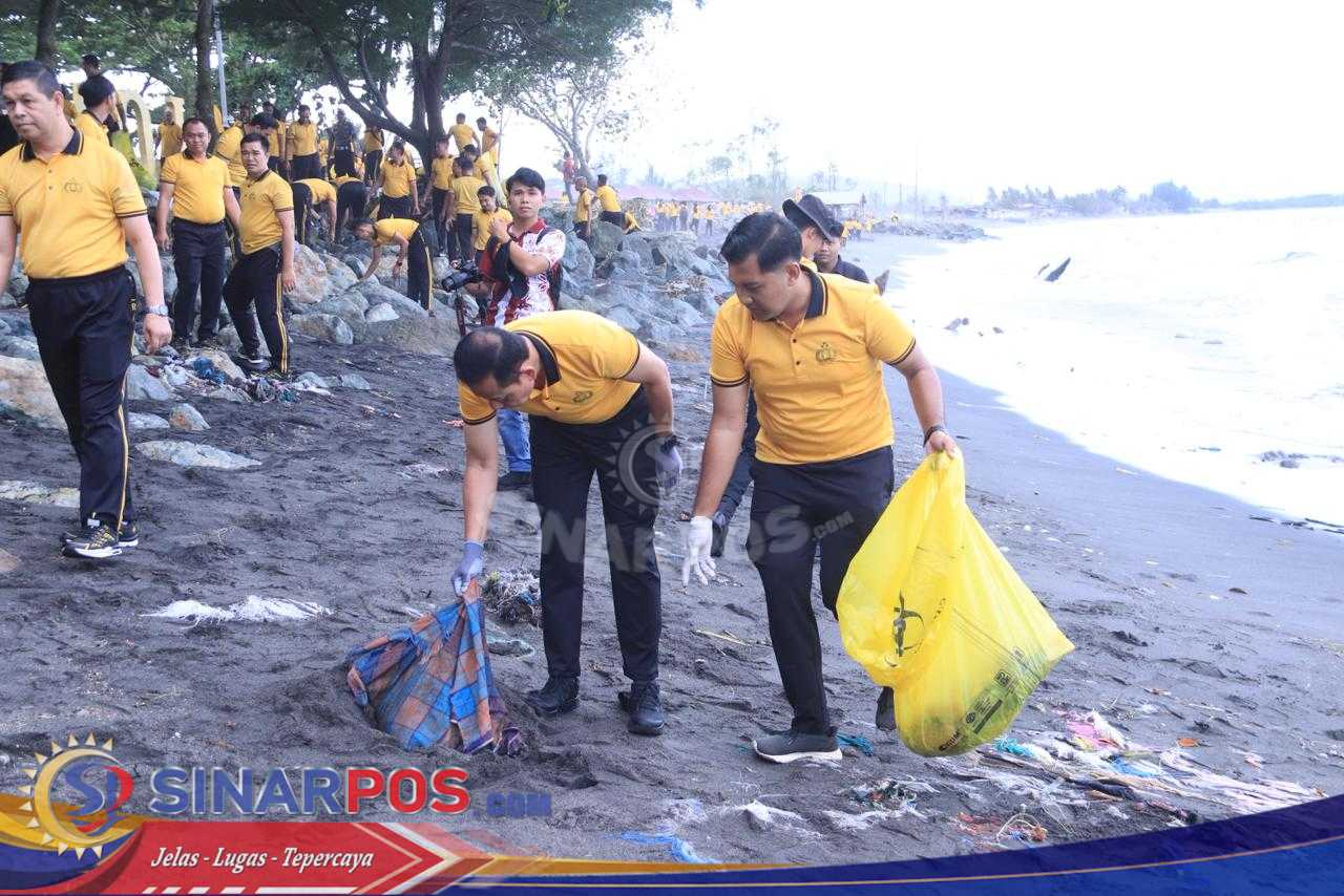 Dukung Program Presiden Prabowo, Polda NTB Gelar Aksi Bersih Disepanjang Pantai Sekarbela dan Ampenan