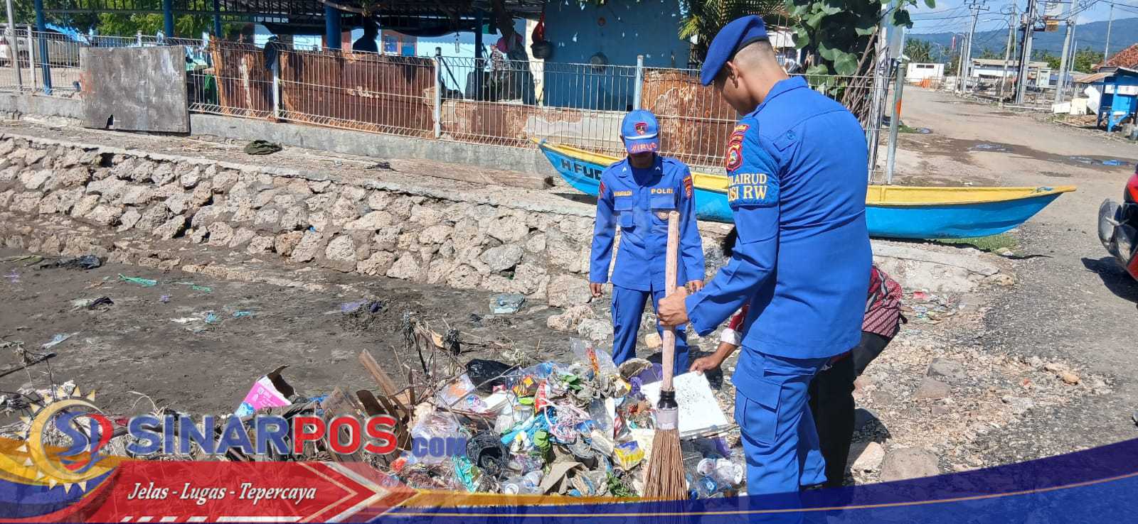 Peduli Lingkungan Pesisir, Polairud Polda NTB Bersama TNI AL dan Instansi Terkait Bersihkan Pantai Pelabuhan Sape