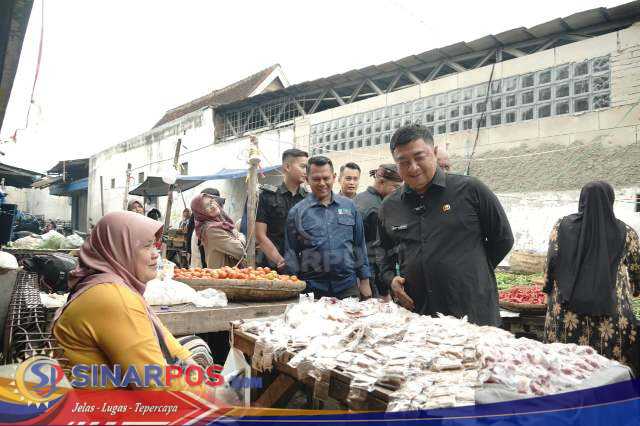 Jelang Ramadan, Bupati Garut Pantau Ketersediaan Bapokting di Pasar Guntur Ciawitali