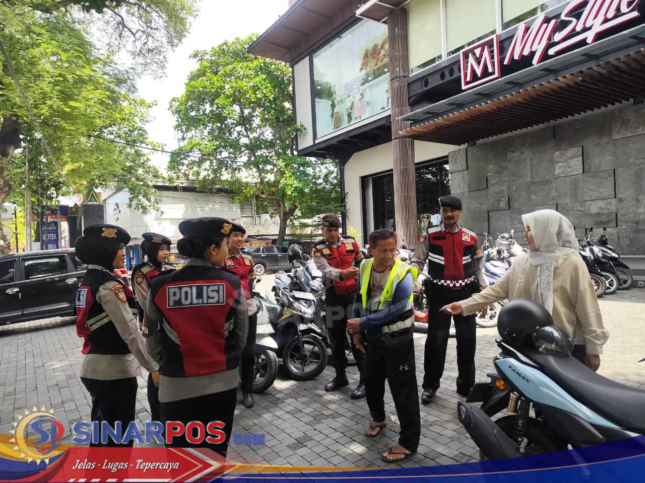 Patroli Humanis Samapta Polda NTB Jaga Keamanan Kawasan Pertokoan dan Pasar di Mataram Patroli Humanis Samapta Polda NTB Jaga Keamanan Kawasan Pertokoan dan Pasar di Mataram