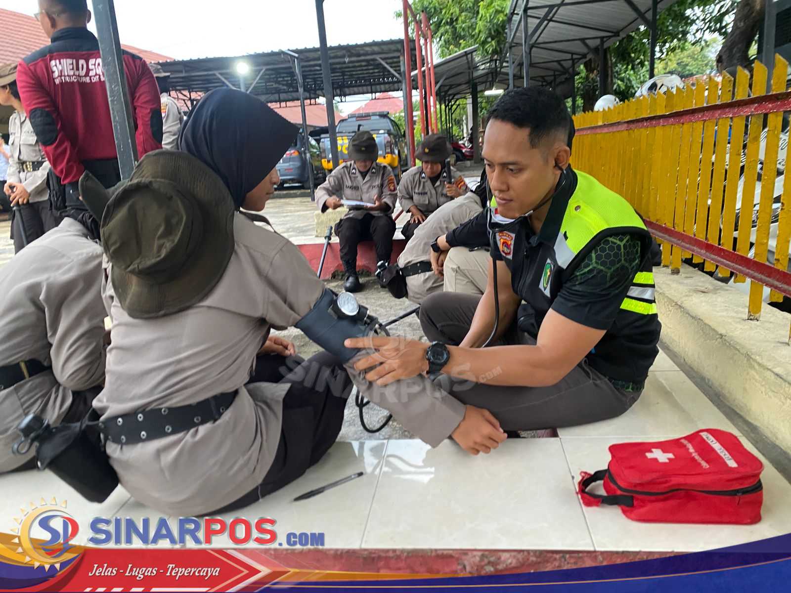 Biddokkes Polda NTB Siaga Dampingi Long March dan Pembaretan Bintara Remaja