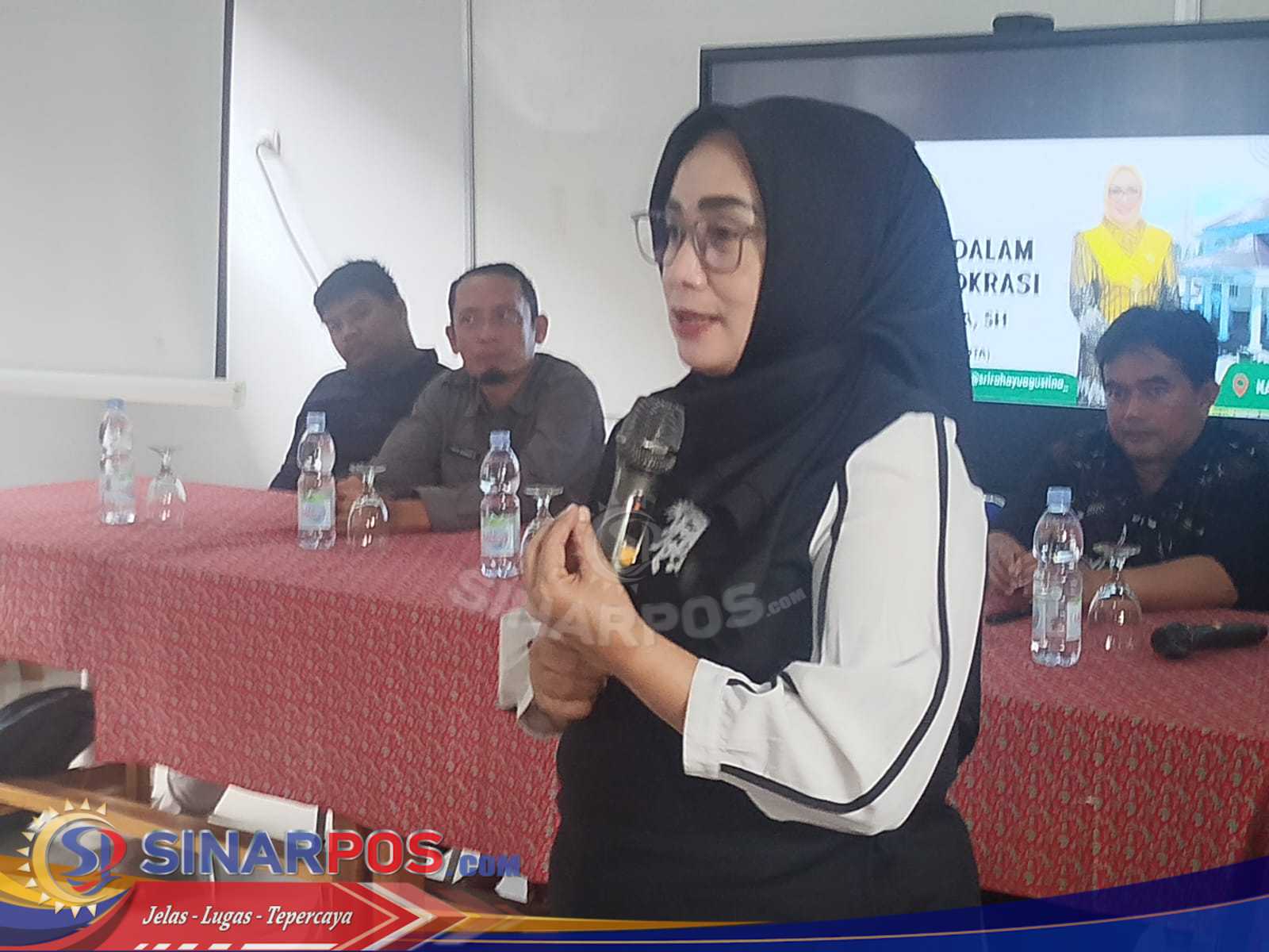 Sri Rahayu Dorong Generasi Muda Adaptif Hadapi Era Digital Melalui Pendidikan Demokrasi di SMAN 1 Lemah Abang