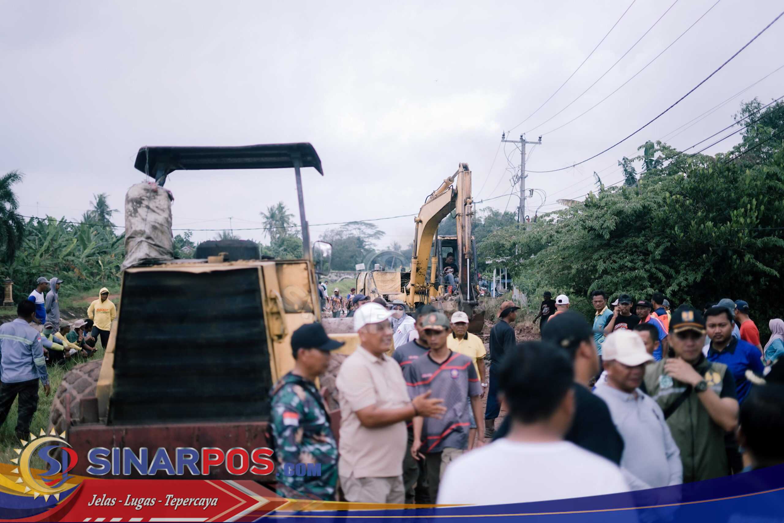 Gerak Cepat Pemkab Lamtim, Bupati Ela Turunkan Alat Berat Perbaiki Jalan Rusak Wilayah Purbolinggo