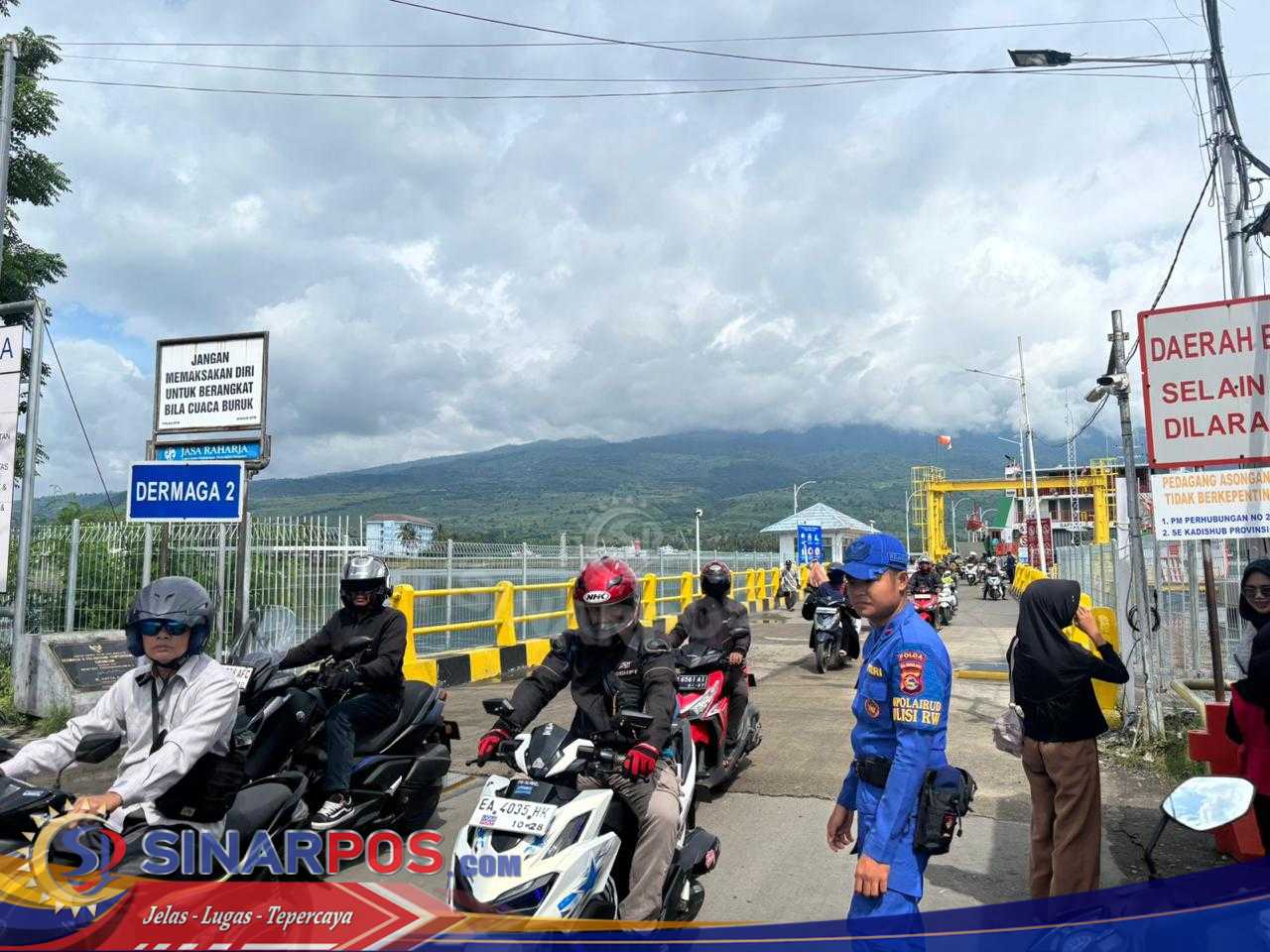 Kapal Polisi XXI-1002 Amankan Aktivitas Bongkar Muat Penumpang di Pelabuhan Khayangan Jelang Libur Imlek 2026