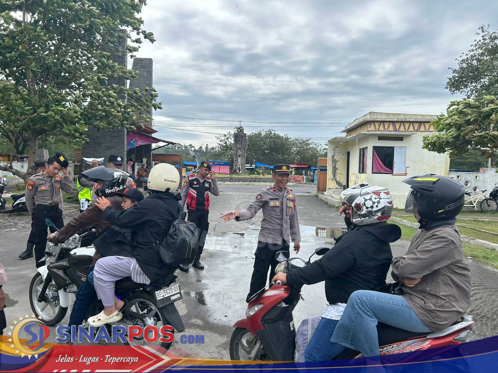 POLRES PESIBAR BERIKAN IMBAUAN KEPADA PENGUNJUNG PANTAI LABUHAN JUKUNG DEMI KESELAMATAN DAN KENYAMANAN