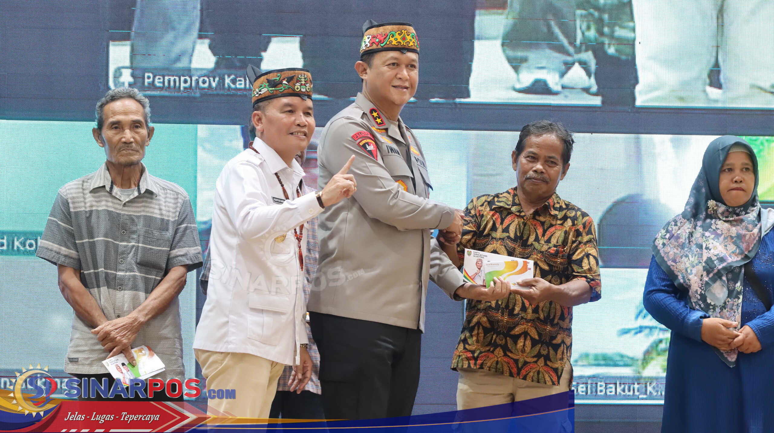 Dukung Program Kartu Huma Betang Sejahtera, Kapolda Kalteng: Semoga Bantuan ini Bisa Bermanfaat Untuk Masyarakat