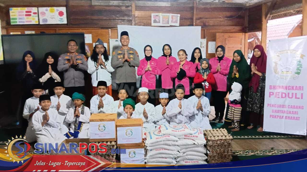 Jumat Berkah Di Bulan Ramadhan 1447 H Kapolres Di Dampingi Ketua Bhayangkari Cabang Pakpak Bharat Kunjungi Ponpes Serta Mesjid