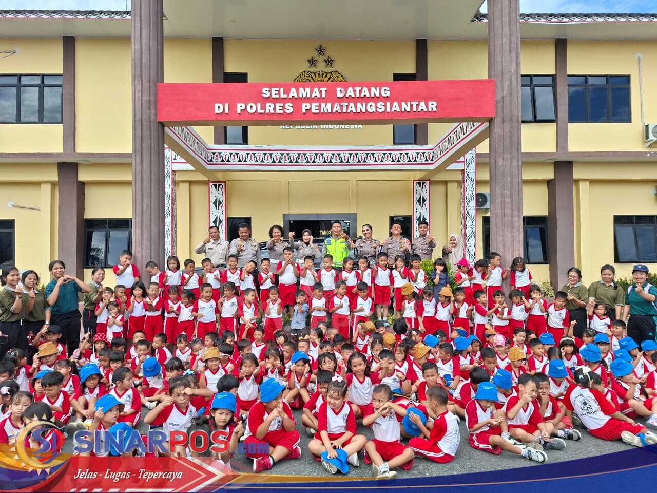 “Belajar Tertib Berlalu Lintas, 180 Anak TK Antusias Ikuti Edukasi Sat Lantas Polres Pematangsiantar”