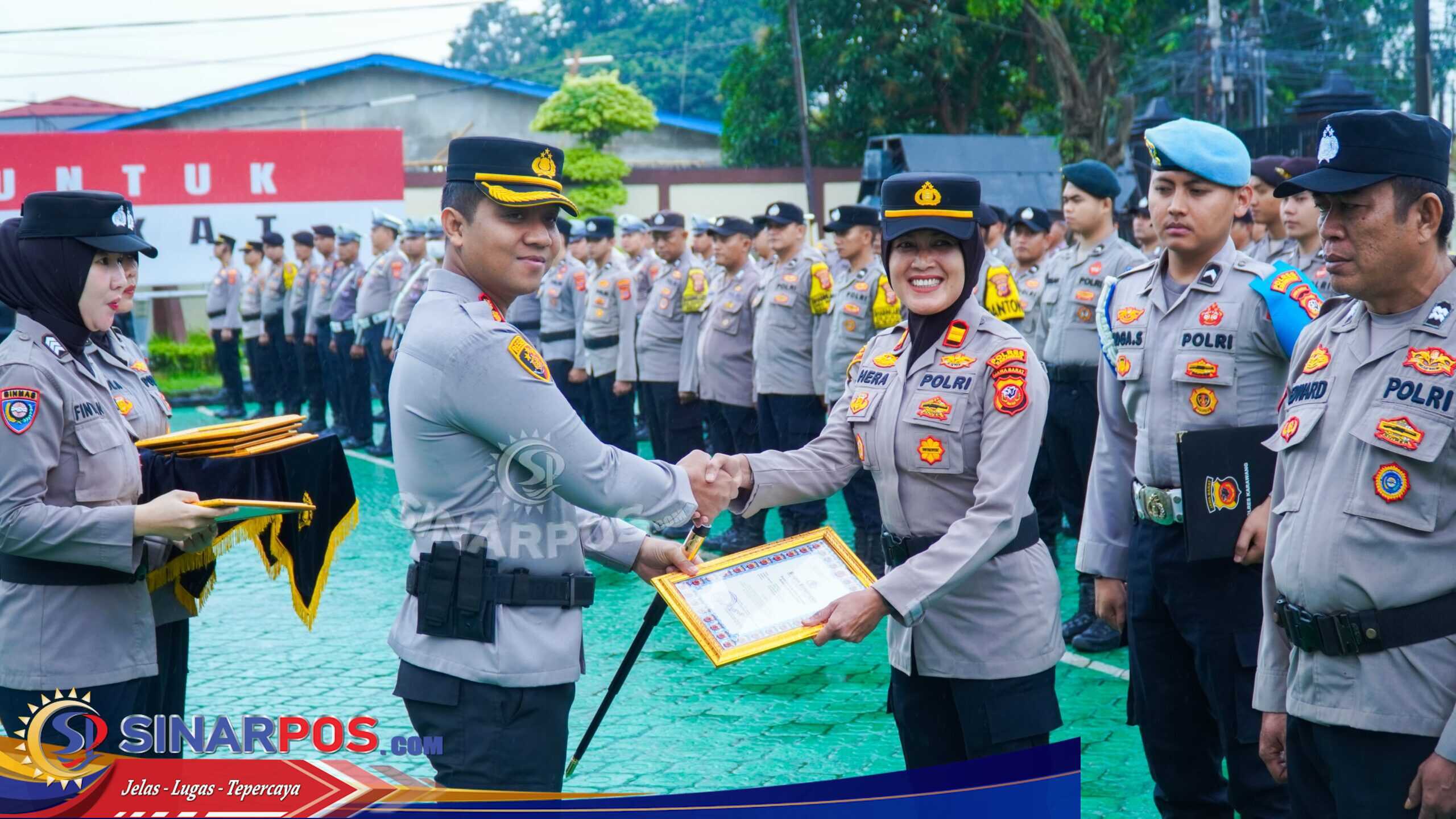 Apresiasi untuk Personel Berdedikasi, Kapolres Karawang Beri Penghargaan kepada 13 Anggota Berprestasi Apresiasi untuk Personel Berdedikasi, Kapolres Karawang Beri Penghargaan kepada 13 Anggota Berprestasi