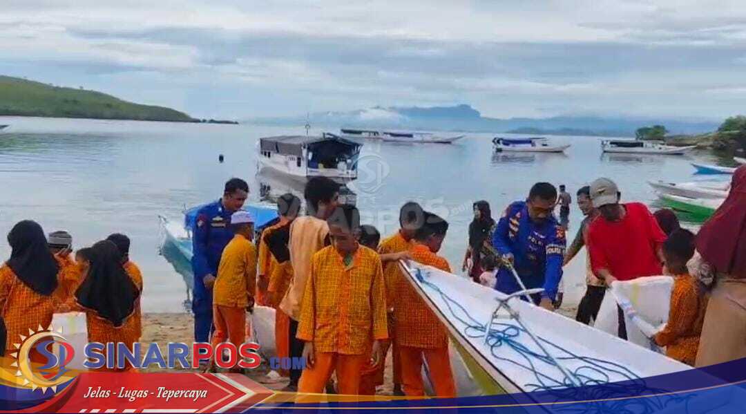 Kapal Polisi XXI-1001 Gelar Bersih Pantai Bersama Pelajar di Gili Tapan Sumbawa