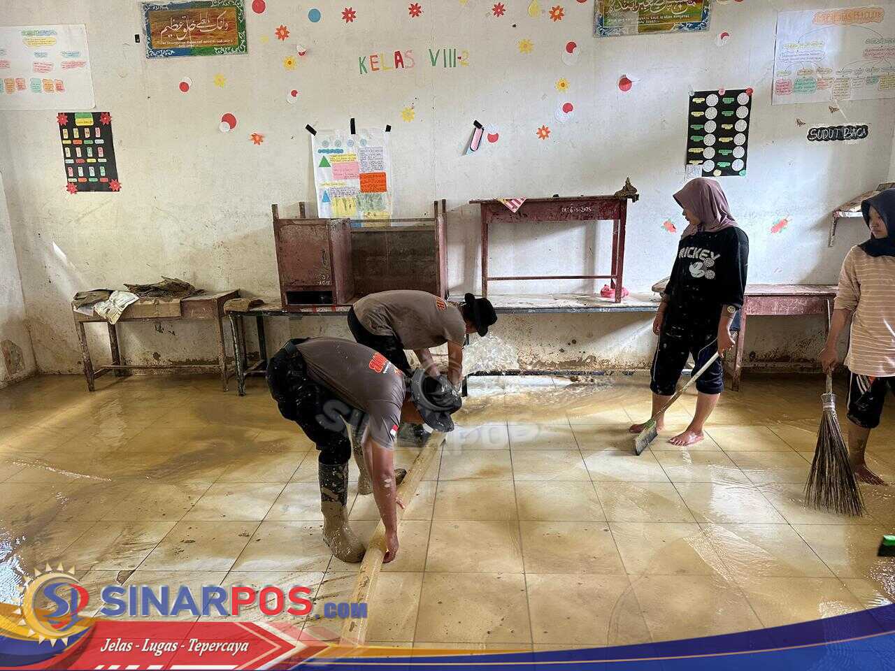 Brimob Polda NTB Gotong Royong Bersihkan MTs YASPENDI Sungai Iyu