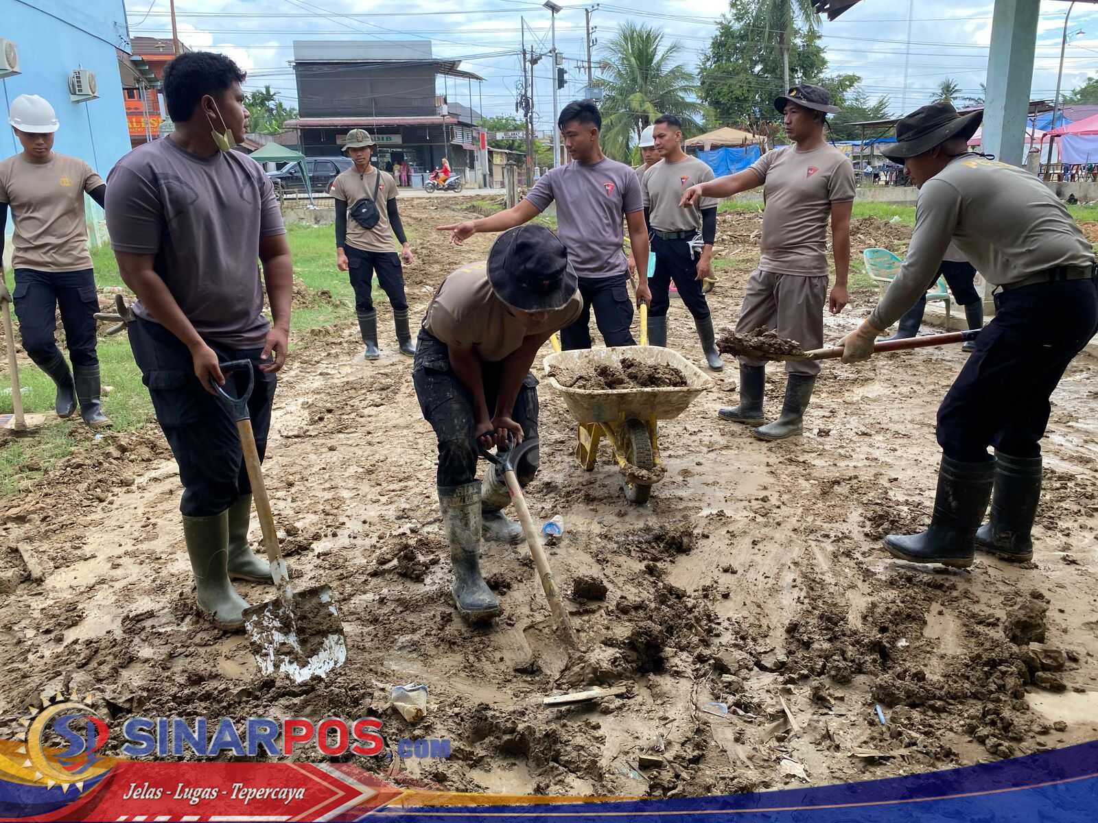 Brimob NTB BKO ke Aceh, 25 Personel Bersihkan Rumah Warga Pascabencana