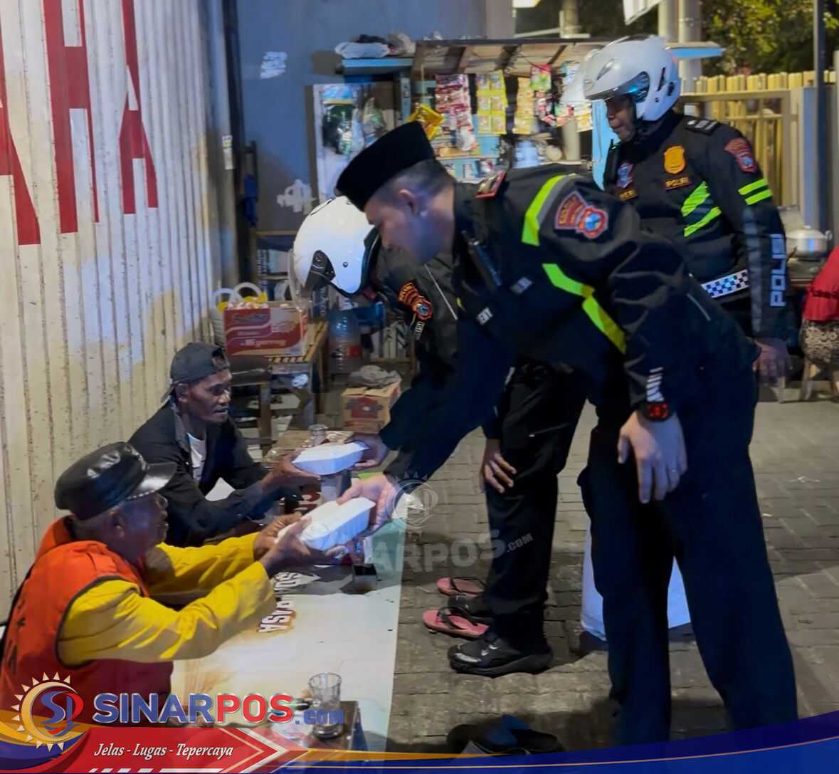Polantas Menyapa Sahur Off The Road, Satlantas Polres Sumenep Bagikan Santap Sahur dan Edukasi Lalu Lintas Polantas Menyapa Sahur Off The Road, Satlantas Polres Sumenep Bagikan Santap Sahur dan Edukasi Lalu Lintas