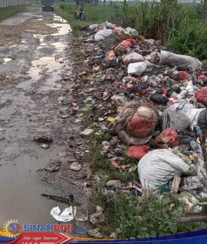 Fenomena gunungan sampah di Jalan Mandiri, Leuwi Goong, Desa Cimahi, Kecamatan Klari, Kabupaten Karawang, kian memprihatinkan.