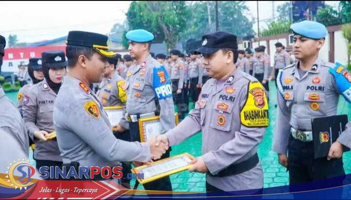 Apresiasi untuk Personel Berdedikasi, Kapolres Karawang Beri Penghargaan kepada 13 Anggota Berprestasi Apresiasi untuk Personel Berdedikasi, Kapolres Karawang Beri Penghargaan kepada 13 Anggota Berprestasi
