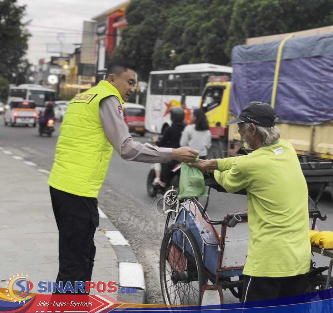Bulan Suci Ramadan, Unit Turjawali Satlantas Polres Purwakarta Bagikan Takjil