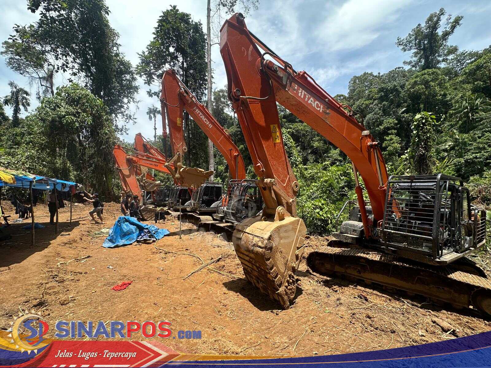 Gabungan Brimob dan Ditreskrimsus Polda Sumut Tindak Tambang Emas Ilegal di Perbatasan Tapsel–Madina, 14 Ekskavator Diamankan