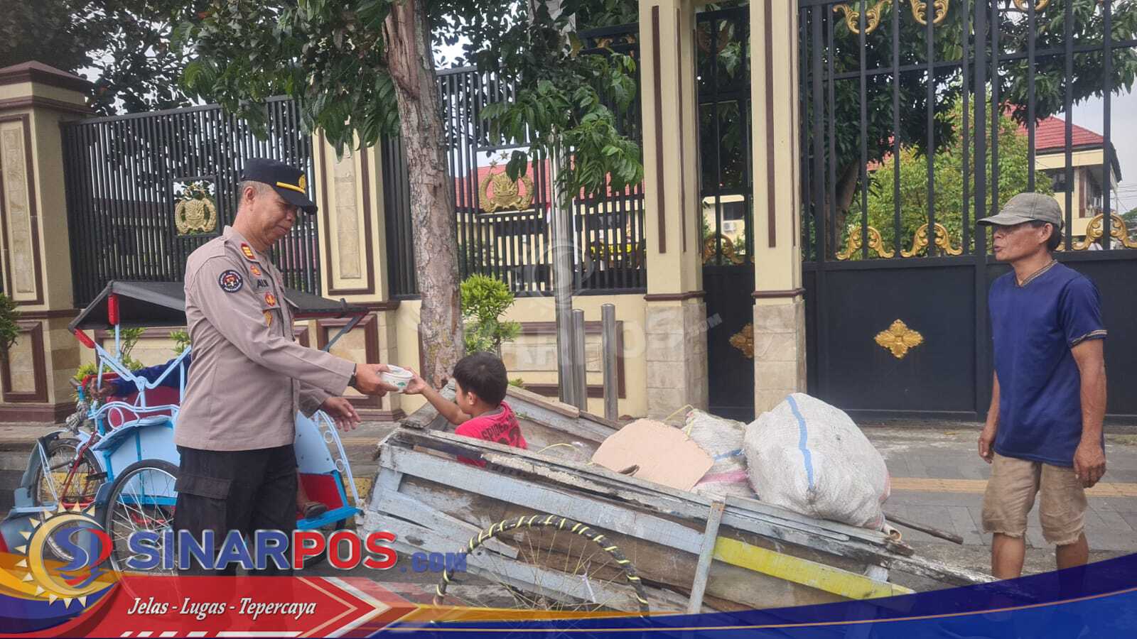 Polres Lubuk Linggau turun langsung menghampiri satu per satu masyarakat. Membagikan  takjil 