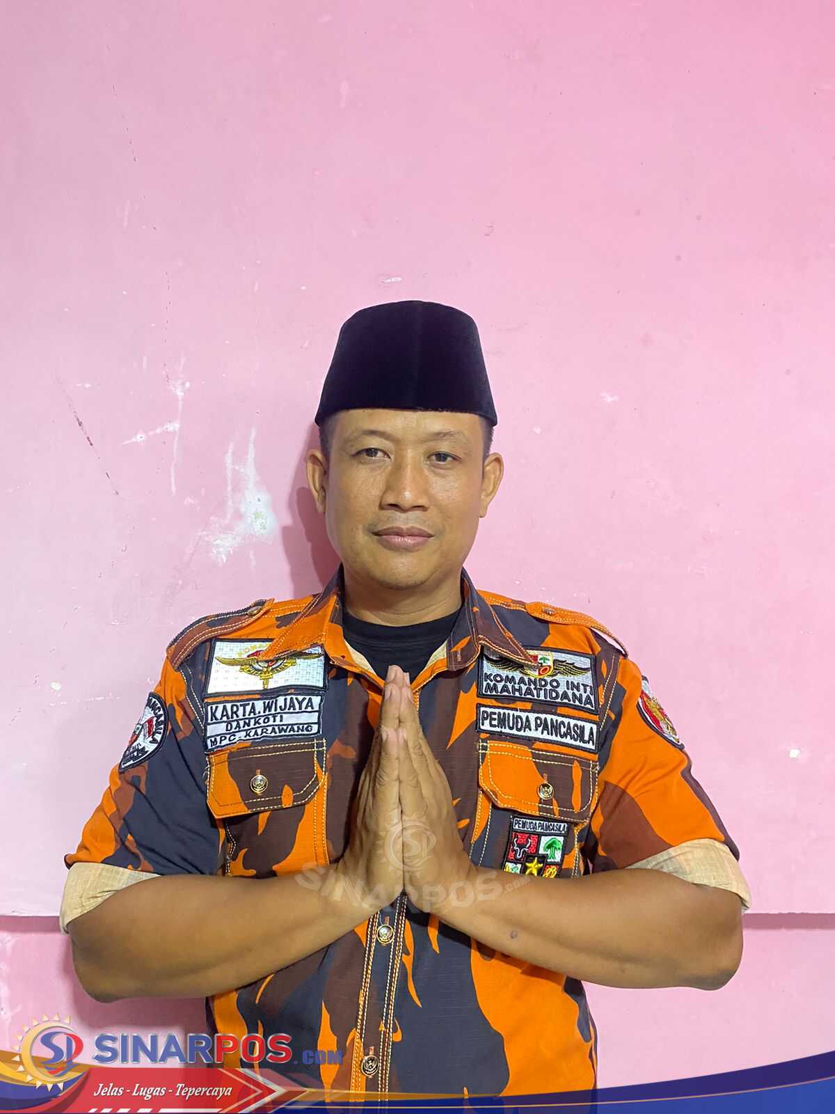 Koti Pemuda Pancasila Karawang Berbagi Takjil di Pintu Rel Tuparev, Wujud Kepedulian Ramadan