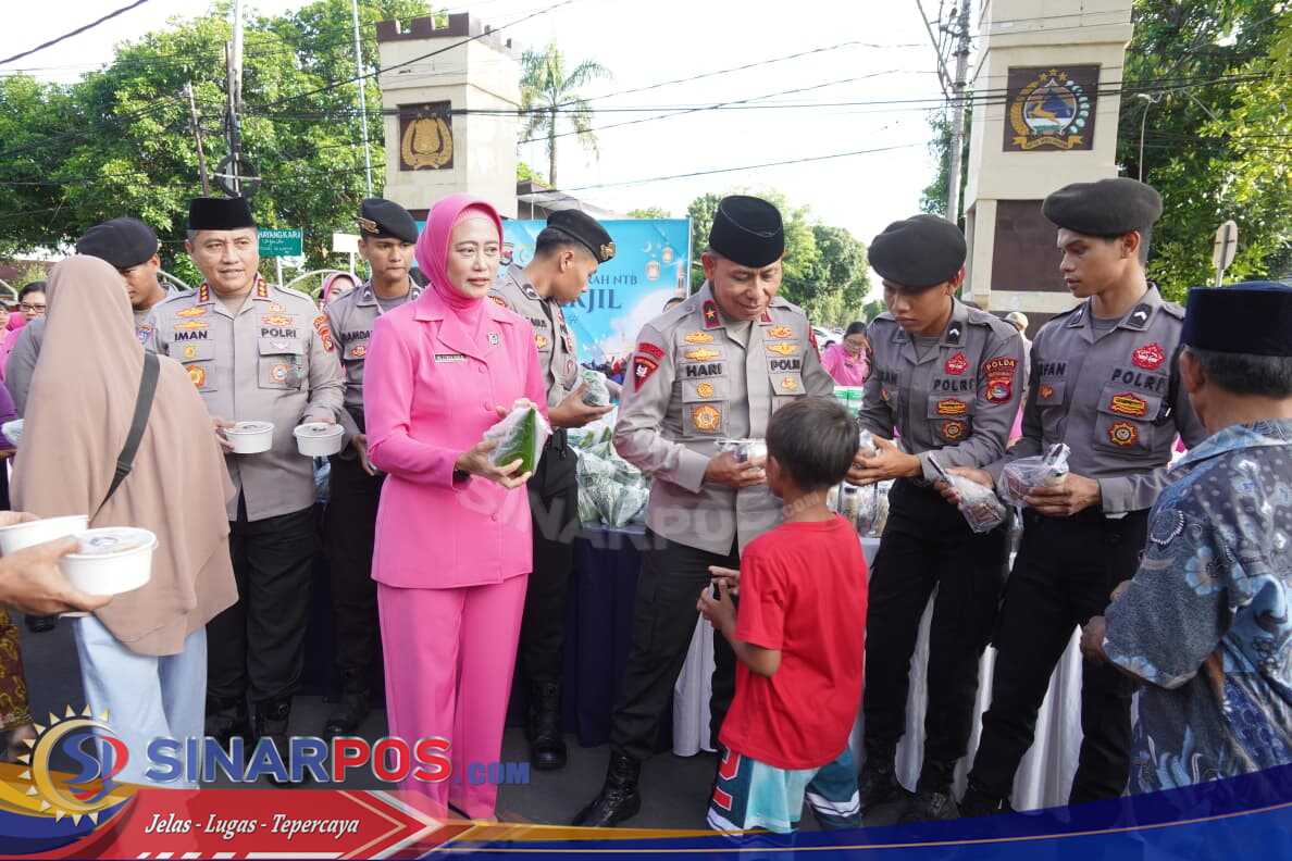Kapolda NTB dan PJU Turun ke Jalan, Bagi Takjil di Depan Mako Polda