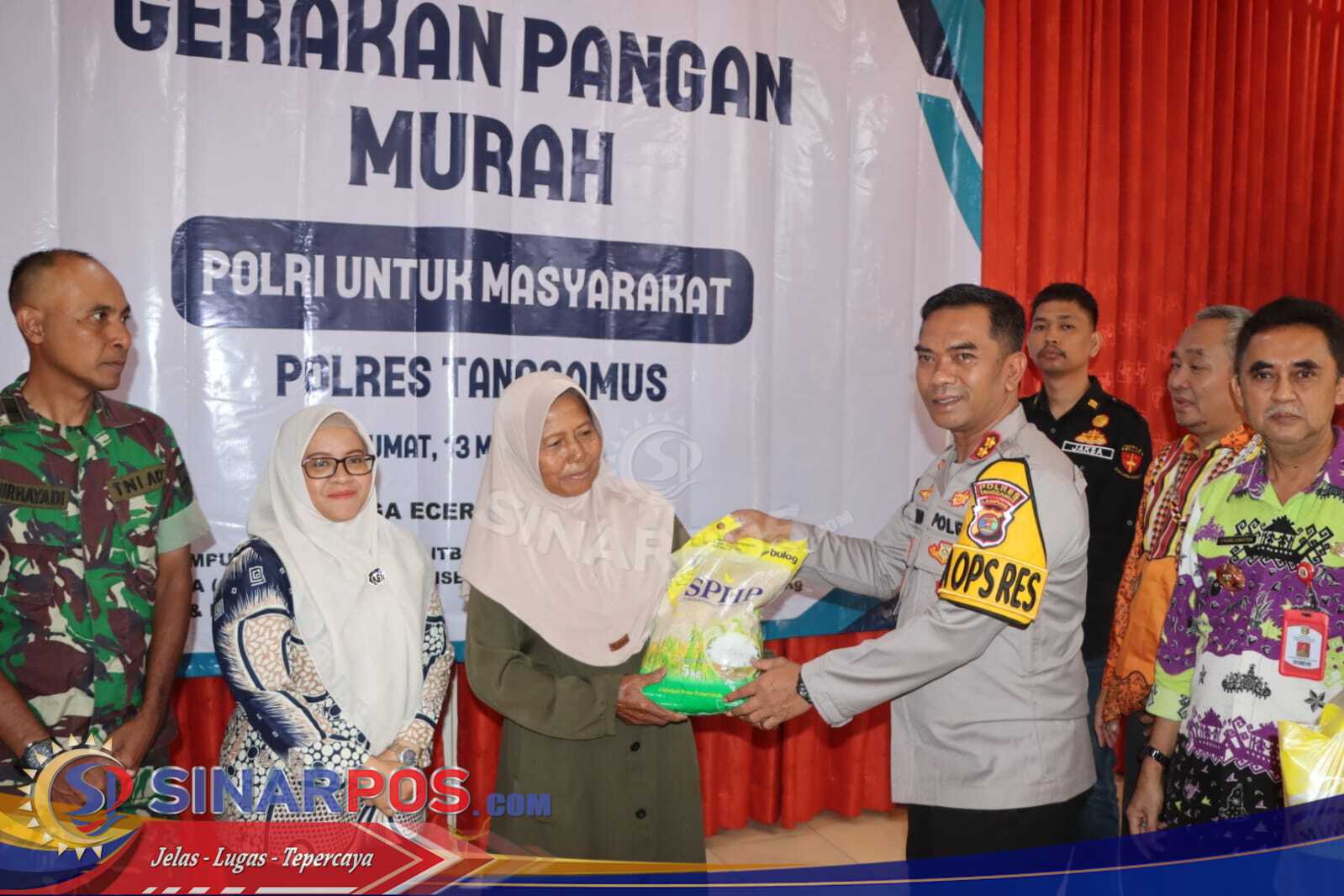 Polres Tanggamus Gelar Gerakan Pangan Murah di Gisting, Warga Antusias Beli Bahan Pokok