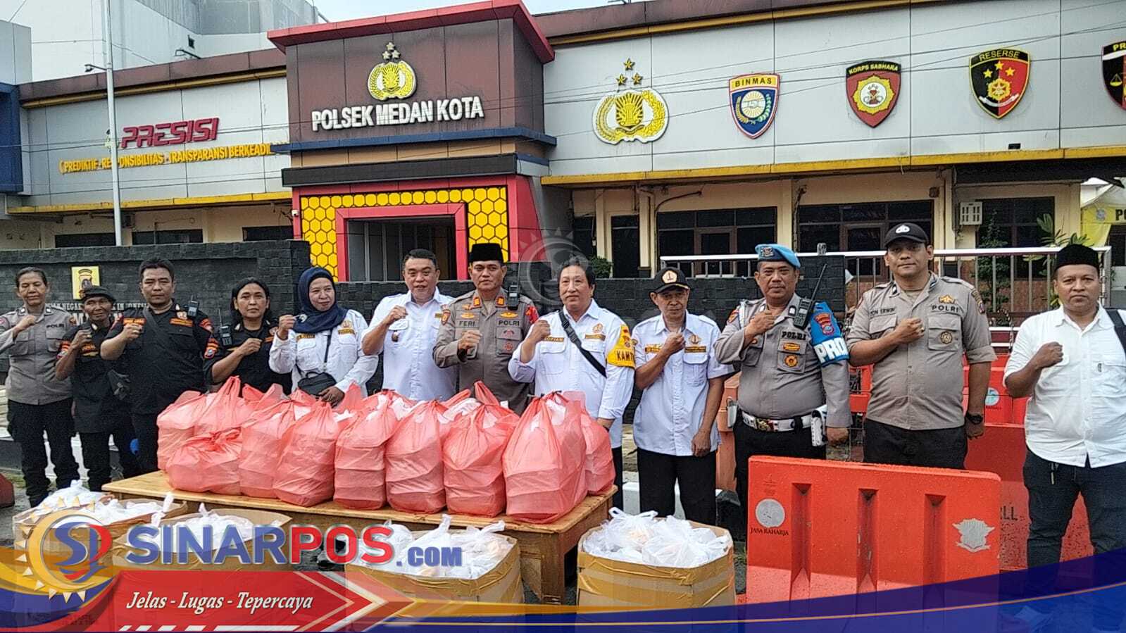 Sejuknya Berbagi!! Kapolsek Medan Kota Bersama Pokdarkamtibmas Bhayangkara Resor Medan Bagikan 1000 Takjil