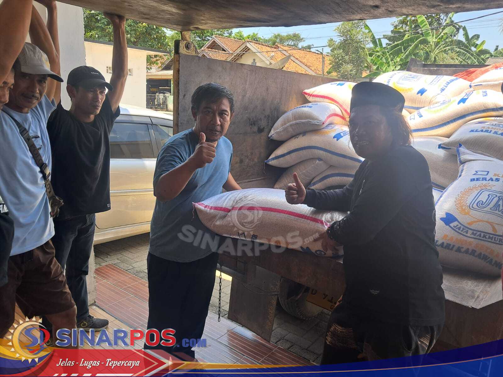 Bos PT YPPI Hj. Korin Bersama Hj. Waridin Berbagi Beras untuk Warga Parung Mulya dan Kutanegara Jelang Idul Fitri